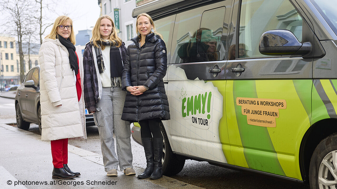 Pressekonferenz des AMS NÖ am 13.02.2025 in St. Pölten: Sandra Kern, AMS NÖ-Landesgeschäftsführerin (2. v.l.) und Nadja Bergmann, L & R Sozialforschung beim Verein Hebebühne, dem Träger von EMMY.