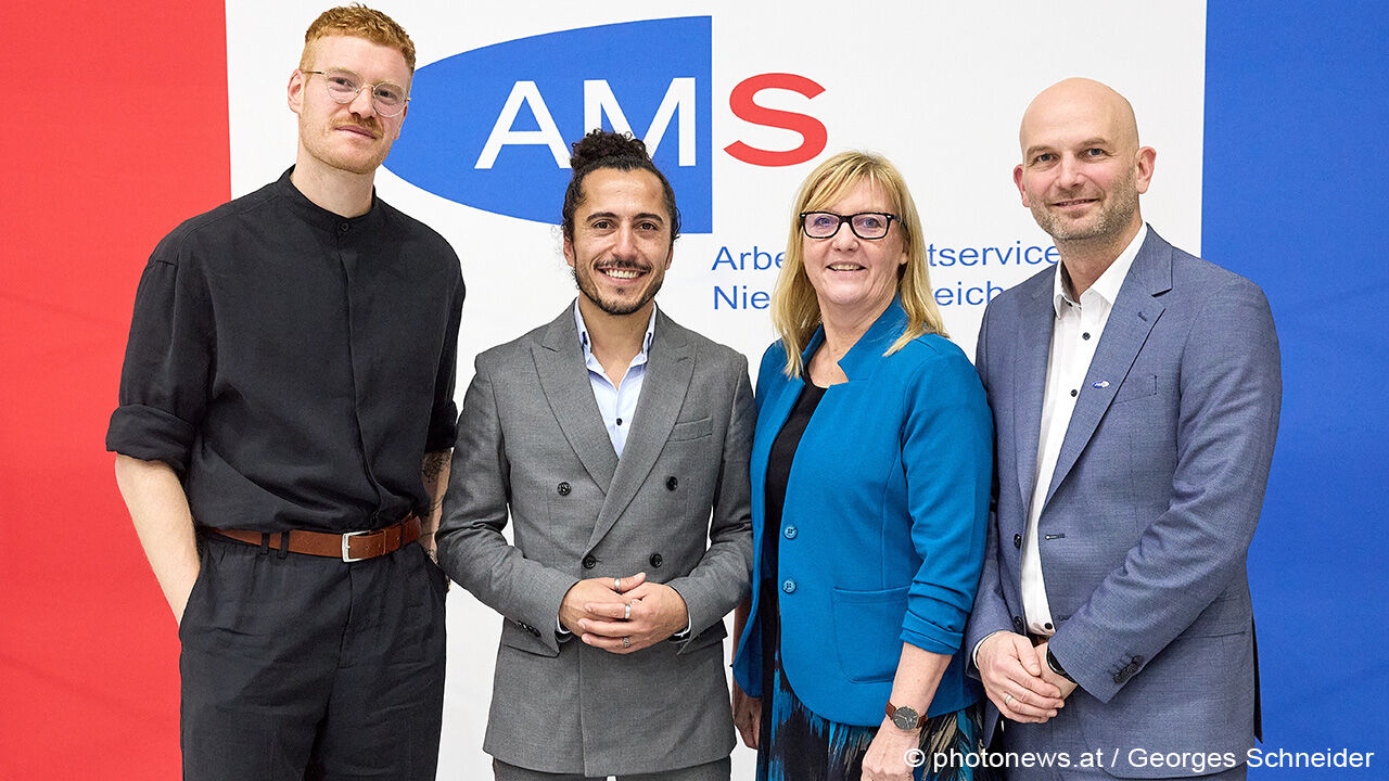 Gruppenfoto v.l.n.r.: Julian Arnowski (Trainer und Berater beim Diversity Think Tank Austria), Omar Khir Alanam (Bestsellerautor und Kabarettist),  AMS NÖ Landesgeschäftführerin Sandra Kern, Michael Schöpf , (KAM-Team-Koordinator AMS NÖ).