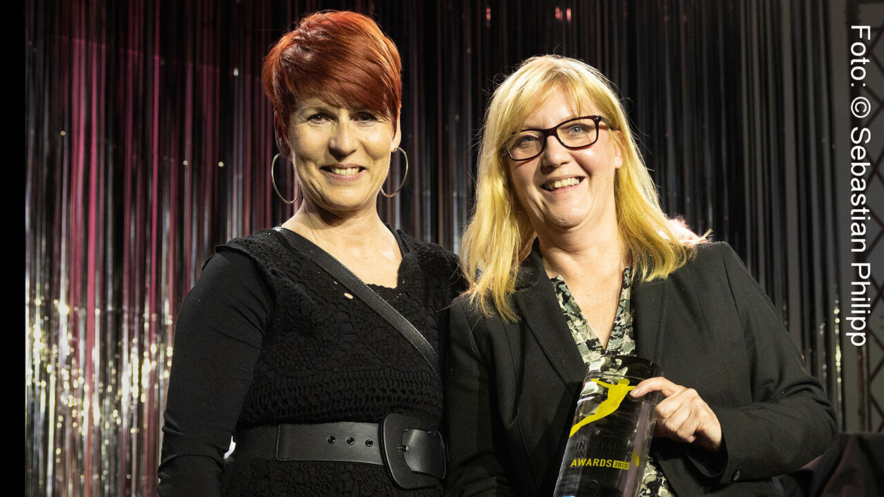 Eva Wienerroither, Leiterin des AMS Schwechat und Sandra Kern, stellvertretende Landesgwschäftsführerin des AMS NÖ, bei der Überreichung des Innovation in Politics Awards in Warschau