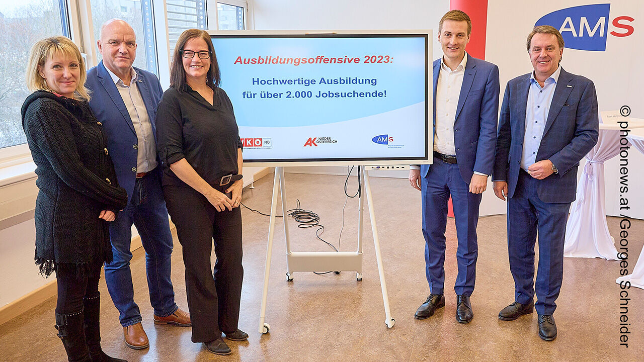 Foto der Pressekonferenz zum Thema Hochwertige Ausbildungen mit dem AMS NÖ am 14. Dezember 202 2 in St. Pölten
