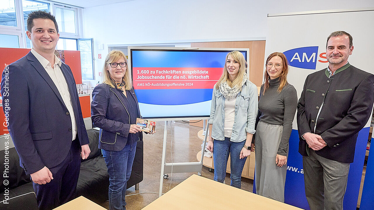 © photonews.at/Georges Schneider -  St. Pölten (NÖ) 22.03.2024 - Die Arbeitslosigkeit in NÖ wird 2024 um voraussichtlich rund 4% zunehmen. Trotz rückläufigem Stellenangebot ist die Arbeitskräftenachfrage weiterhin intensiv. Bei einem Pressegespräch im AMS St. Pölten wurde die Arbeitsmarktstrategie des AMS-NÖ für 2024 vorgestellt.  PHOTO:  (v.L.) Felix Falkensteiner (Service für Unternehmen in St. Pölten), Sandra Kern (AMS NÖ-Landesgeschäftsführerin), Nicole Schuster, (Ausbildung zur Installations-, Gebäude und Heizungstechnikerin), Anna Schwarz, (PhD, Department f. Volkswirt., Central European University Wien), Martin Kotrba (derzeit in Ausbildung zur Pflegeassistenz), während der Pressekonferenz.