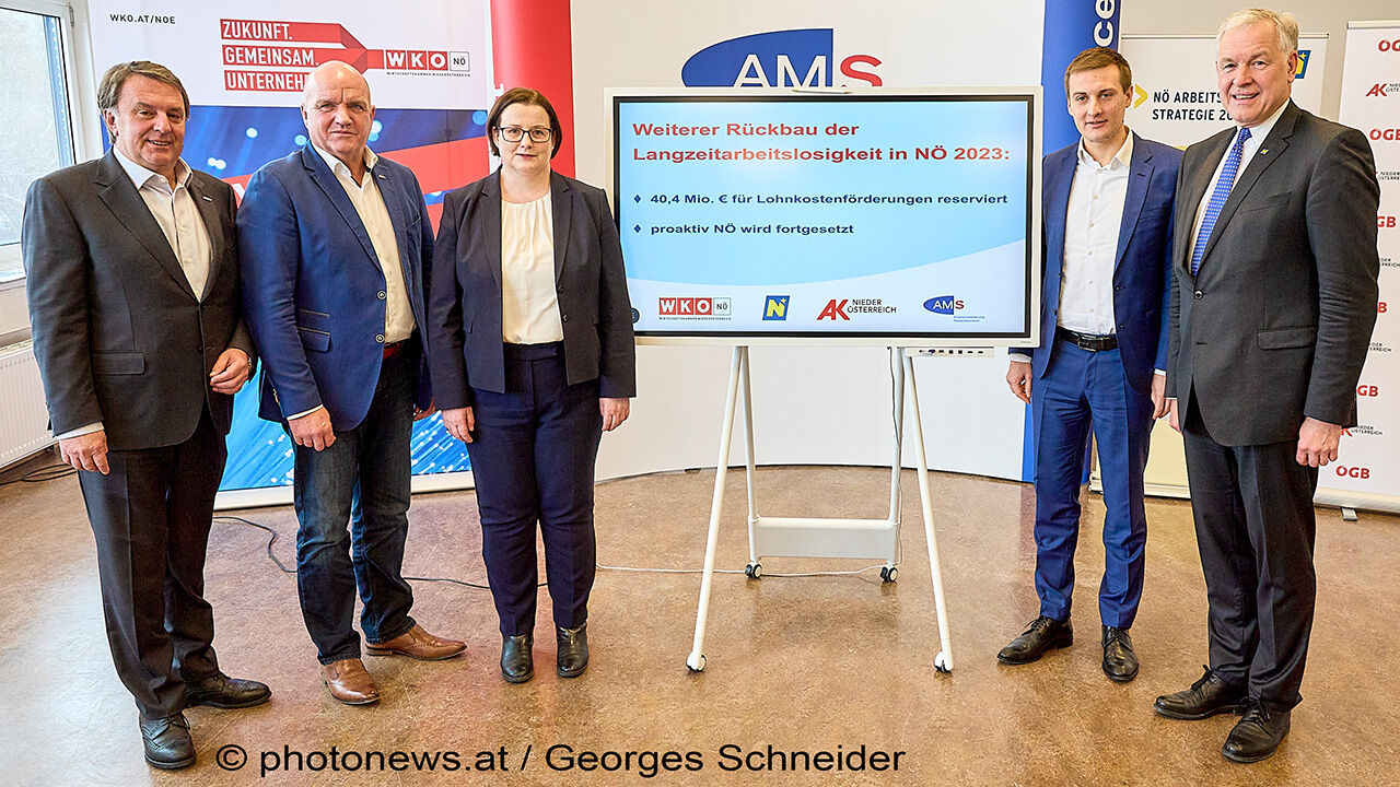 Foto der Pressekonferenz von AMS NÖ und Sozialpartnern zum Thema Bekämpfung der Langzeitarbeitslosigkeit am 19. Dezember 2022 in St. Pölten