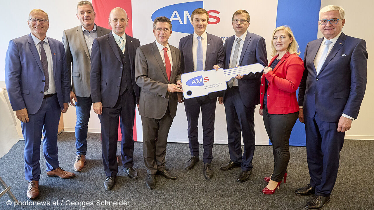 Foto der Pressekonferenz zur Eröffnung des neuen ServiceLine-Standortes Tulln des AMS NÖ