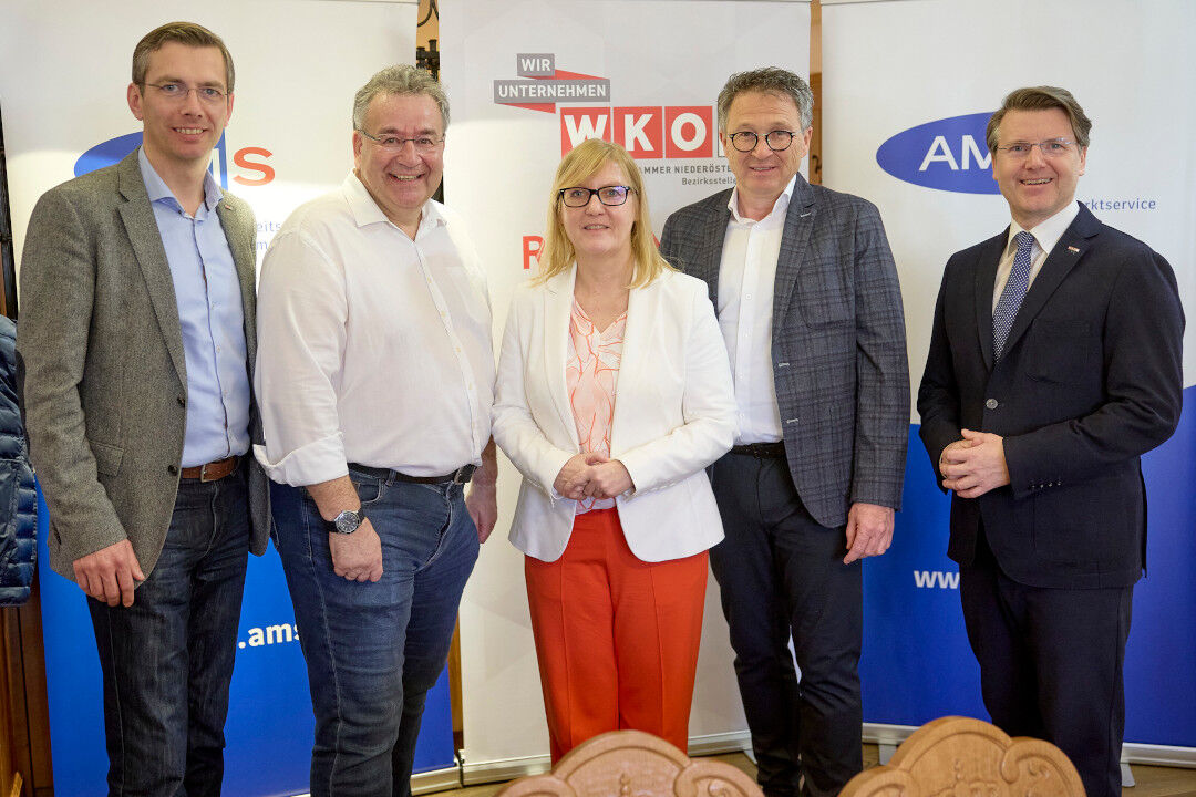 © photonews.at/Georges Schneider -  Krems (NÖ) 06.03.2025- Jobbörse Gastronomie - Das AMS NÖ und namhafte Betriebe aus der Wachau präsentierten sich heute mit attraktiven Jobangeboten im HOFBRÄU am Steinertor in Krems und boten den Arbeitssuchenden die Möglichkeit zu einem persönlichen Bewerbungsgespräch. PHOTO: (v.L.) Walter Schmalwieser (Fachgruppen GF WK NÖ) Erwin Kirschenhofer (Geschäftsstellenleiter AMS Krems), Sandra Kern (AMS NÖ-Landesgeschäftsführerin), Othmar Seidl (Unternehmer Hofbräu), Thomas Hagmann (Obmann WK Krems).