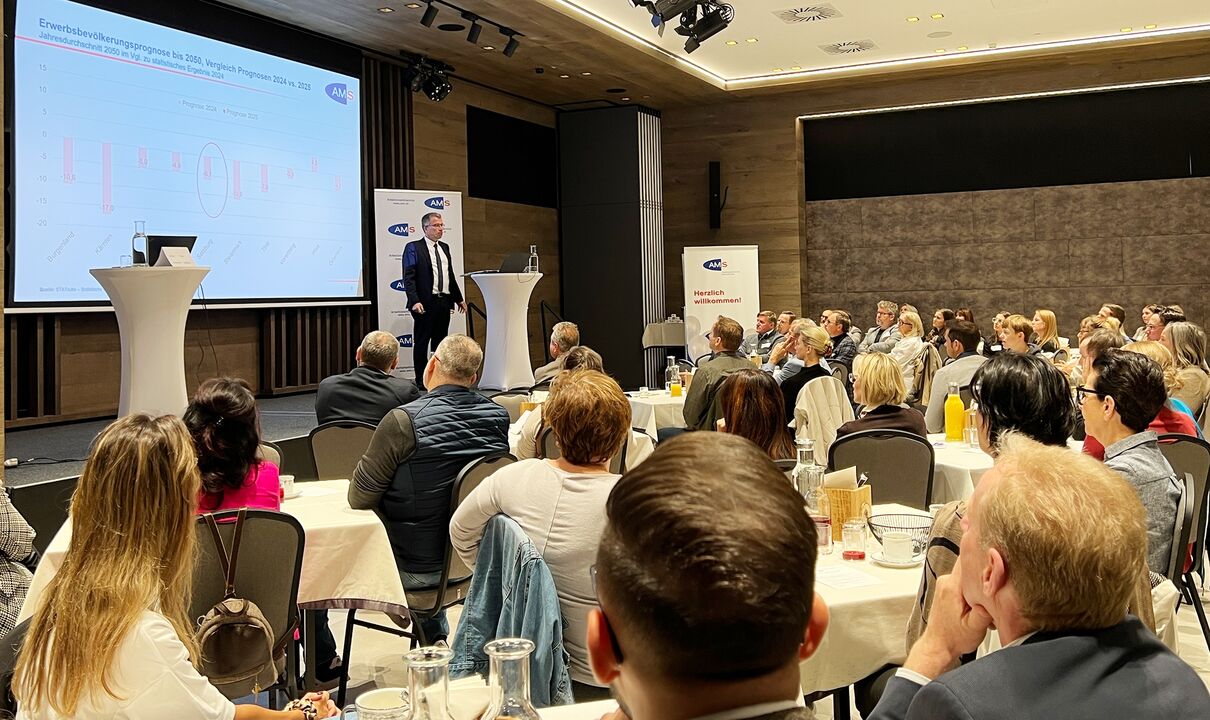 Dr. Johannes Kopf, Vorstandsvorsitzender des AMS Österreich, bei seiner Keynote