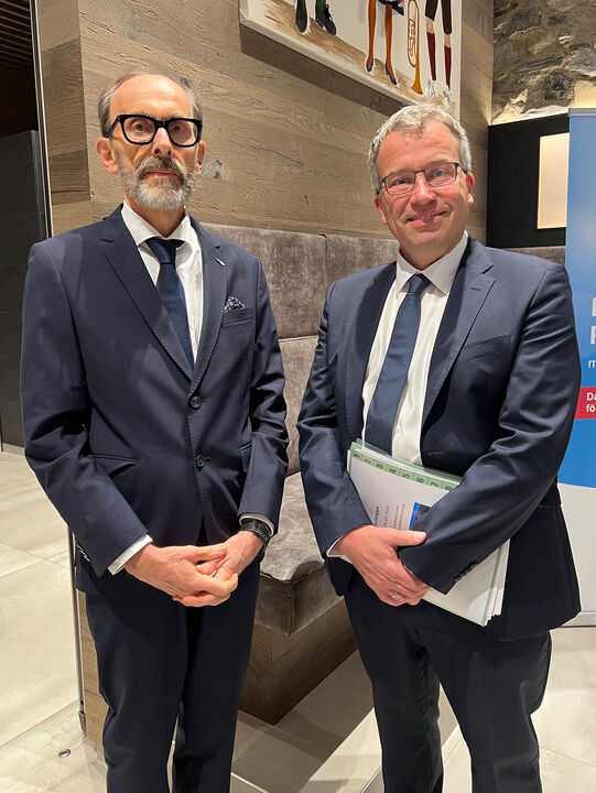 v.l.: Thomas Burgstaller, Leiter des AMS Bischofshofen, mit Dr. Johannes Kopf