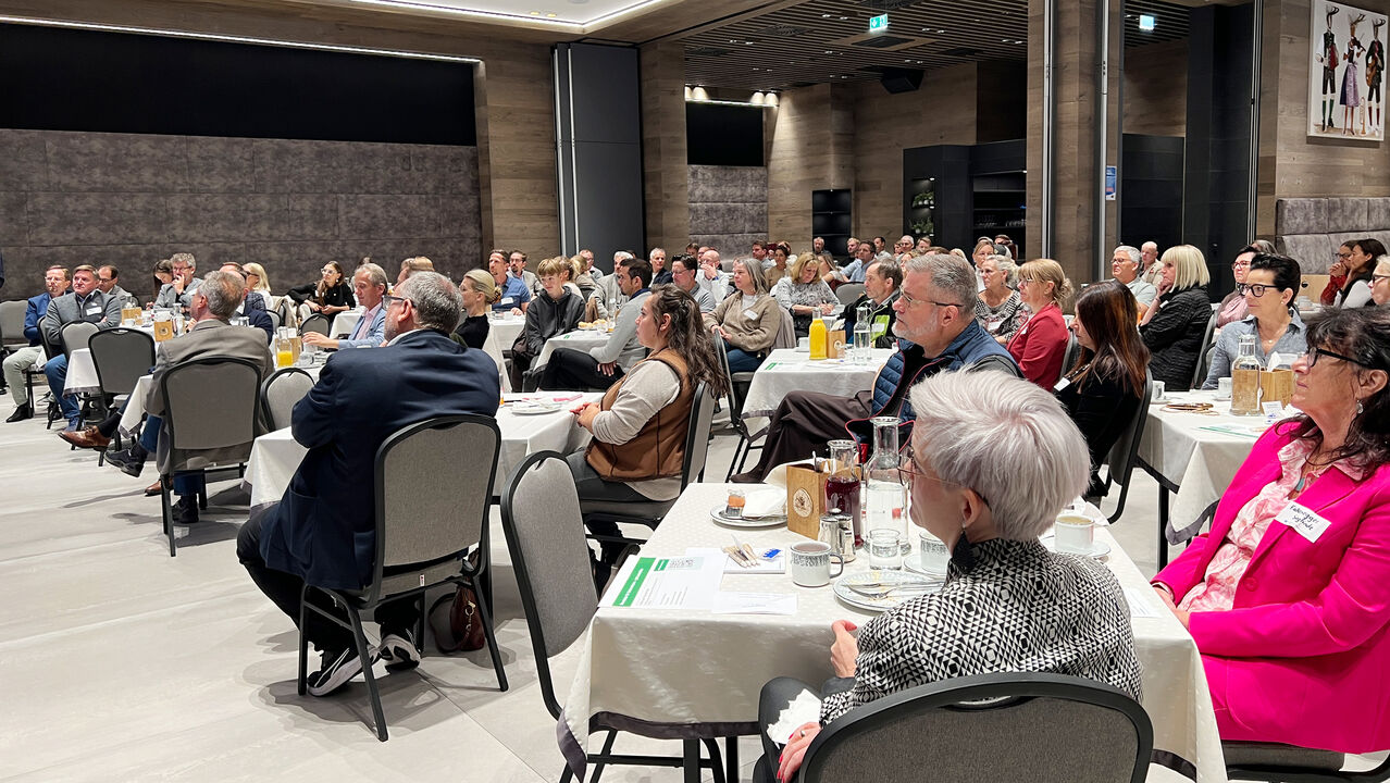 Zahlreiche Besucher_innen informierten sich beim Arbeitsmarktsymposium über aktuelle Entwicklungen am Arbeitsmarkt.