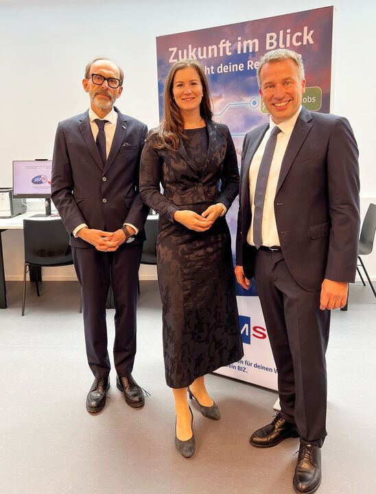 v.l.: Thomas Burgstaller (Leiter des AMS Bischofshofen), AMS-Landesgeschäftsführerin Julia Kröll und AMS-Vorstandsvorsitzender Dr. Johannes Kopf 