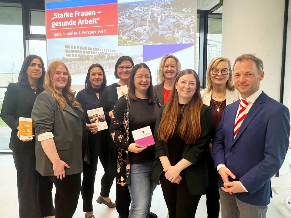 v.l. hinten Lisa Mayrhofer und Kathleen Heft (pro mente Salzburg), Aline Hallhuber-Ahlmann (Frauengesundheitszentrum Salzburg), Gudrun Eva Hagen (Frauentreffpunkt Salzburg), Johanna Grössinger (Österreichische Gesundheitskasse Salzburg) v.l. vorne Silvia Schneitl (AMS Salzburg-Stadt), Anna Schattauer (Frauentreffpunkt Salzburg), Helene Weiss (AMS Salzburg-Stadt), Franz Huber (Leiter AMS Salzburg-Stadt)