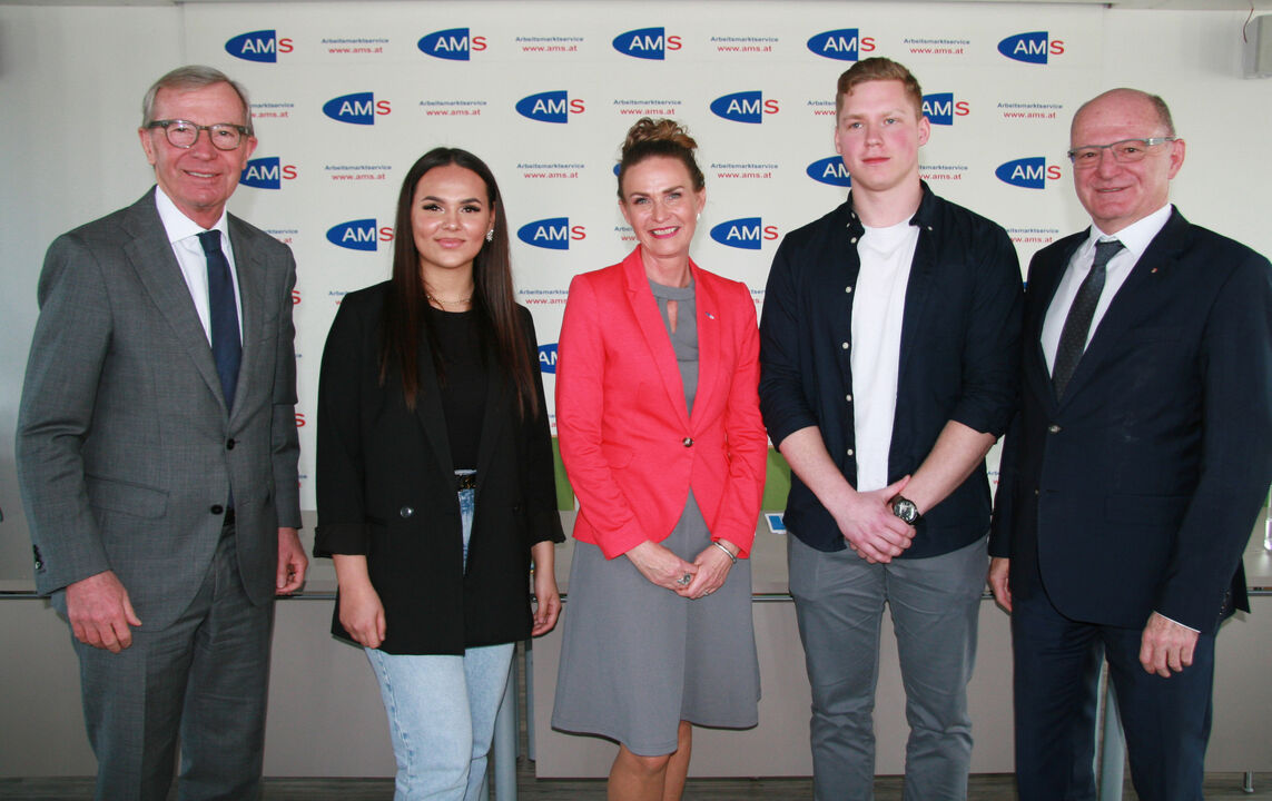 v.l.: Landeshauptmann Wilfried Haslauer, Vanesa Kalfic, AMS-Landesgeschäftsführerin Jacqueline Beyer, Michael Zimmermann und Bildungsdirektor Rudolf Mair