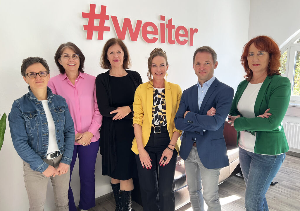 v.l.: Susanne Likar (ServiceLine Teamleiterin), Daniela Prax (ServiceLine Leiterin), Stv. Landesgeschäftsführerin Mag.a Christa Schweinberger, Landesgeschäftsführerin Jacqueline Beyer, Franz Huber (Geschäftsleitung AMS Salzburg-Stadt) und Gerlinde Hütter-Eder (Stv. Leiterin AMS Salzburg-Stadt)