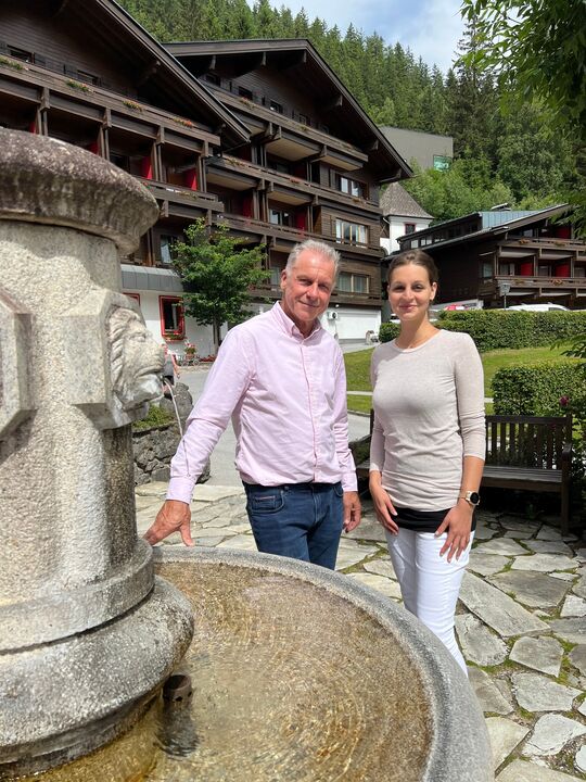 Kurt Sattlegger, Direktor des Gesundheitszentrums Wetzlgut, mit Angelika Sampl 