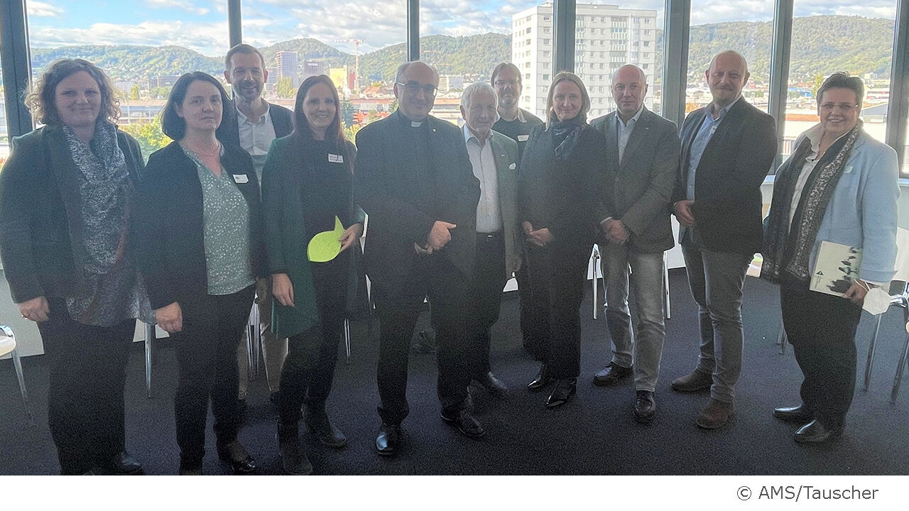 Das Bild zeigt Bischof Krautwaschl mit den Delegationen von Kirche und AMS Steiermark sowie MeinRat-Verantwortlichen