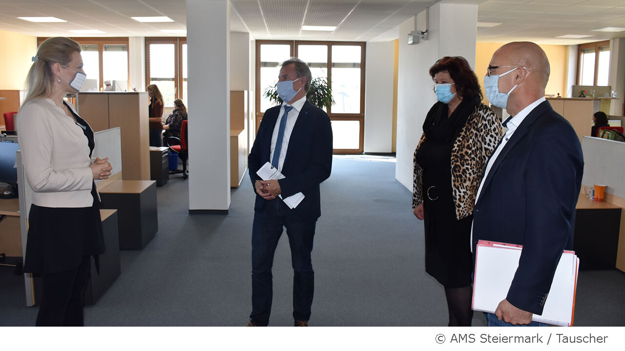 Foto: Bundesministerin Christine Aschbacher im Gespräch mit Serviceline-Leiter Karl-Heinz Neubauer, Christina Lind (stv. AMS-Landesgeschäftsführerin) und AMS-Landesgeschäftsführer Karl-Heinz Snobe