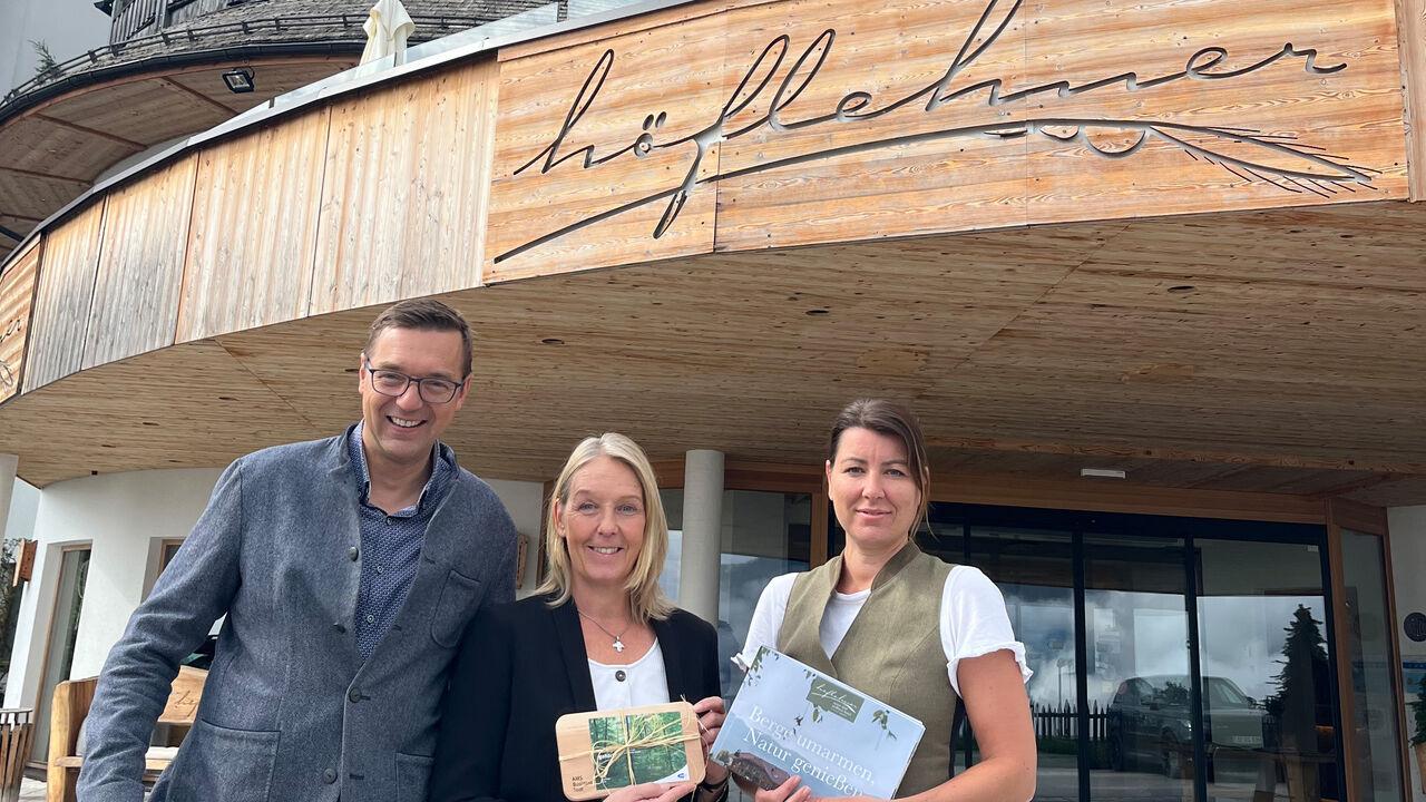 Besuch im Natur- und Wellnesshotel Höflehner in Schladming: Gerhard Höflehner, Gertraud Koller (AMS Gröbming), Claudia Mädel (Fotocredit: Hotel Höflehner)