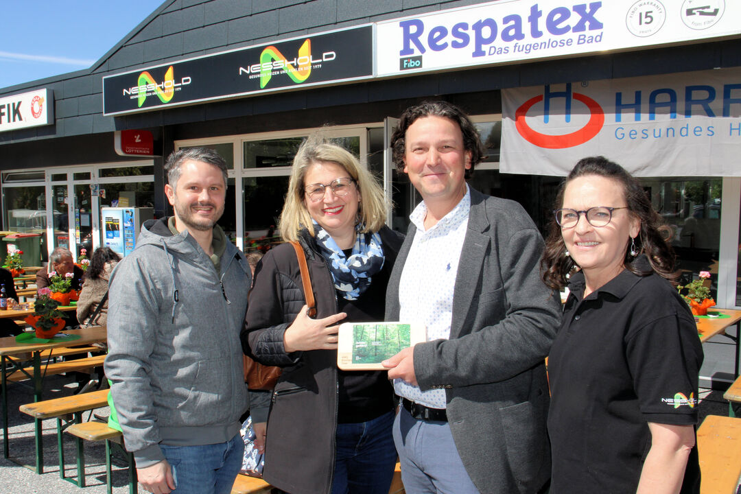 Besuch beim Betrieb Nesshold GmbH in Köflach: Alexander Gratz, Barbara Jöbstl (beide AMS Voitsberg), Matthias und Daniela Nesshold (Fotocredit: Robert Cescutti)