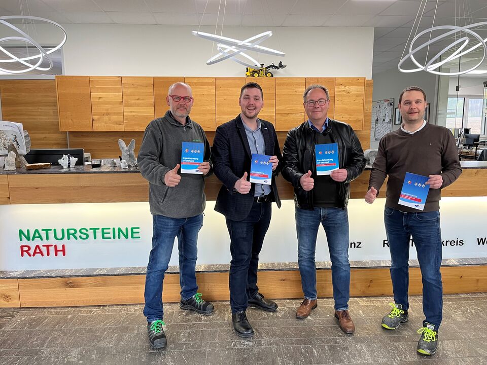 Besuch beim Betrieb Natursteine Rath in Stainz: Anton Rath, Lukas Ulbing (AMS Deutschlandsberg), Wolfgang Andreatta (Deloitte), Gerald Rath (Fotocredit: Rath)