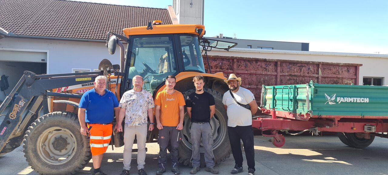 Harald Handler (Bauhof Lafnitz), Andreas Hofer (Bürgermeister Lafnitz) und die Transitarbeitskräfte Leon Muqaj, Alfred Muqaj und Marinel Camaras  (Bild: AMS/GEGKO)
