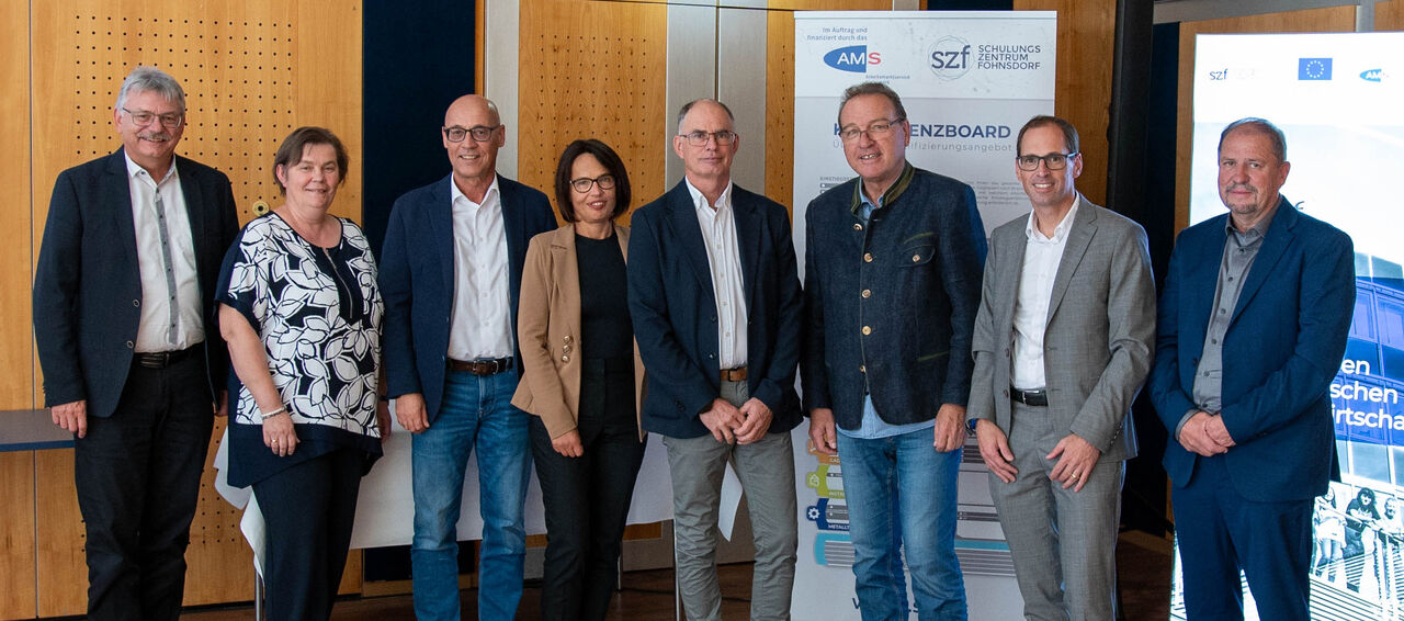 V.l.n.r.: SZF-Geschäftsführer Heimo Gladik, Claudia Koglbauer (AMS Hartberg), AMS-Landesgeschäftsführer Karl-Heinz Snobe, Sabine Gassner (AMS Judenburg), Harald Reiter (AMS Murau, neuer Vorsitzender SZF-Aufsichtsrat), Robert Kalbschedl (scheidender AR-Vorsitzender), Helge Röder (AMS Steiermark) und Helmut Tscharre (Bürgermeister Fohnsdorf) (Bild:  SZF/Winkler)