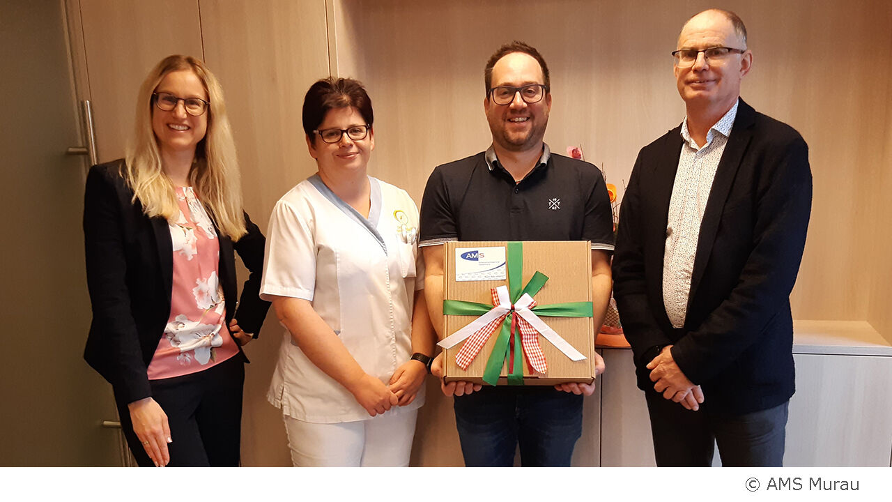 Foto: Im Zuge der Kampagne "AMS Newsletter für Unternehmen" des AMS Steiermark überreichten Harald Reiter, Leiter des AMS Murau und Frau Mag. (FH) Martina Bischof, Abteilungsleiter Stellvertreterin, an Herrn Mag. (FH) Ulrich Bartoleit vom Seniorenwohn- und Pflegeheim Schloss Neuteufenbach ein mit steirischen Schmankerln gut gefülltes Geschenkpaket. 
