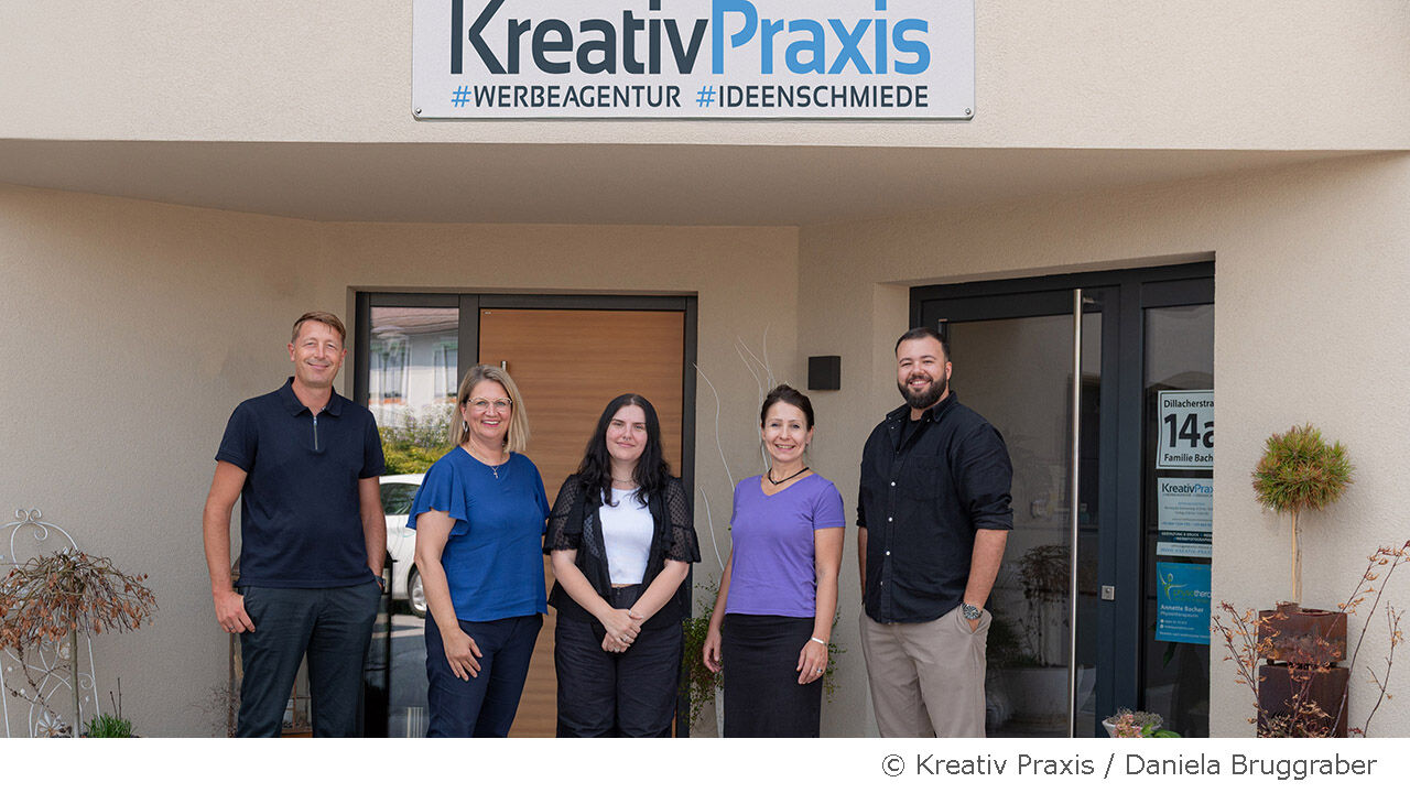 Im Bild von links nach rechts: Christian Bacher (GF Kreativ Praxis) Barbara Jöbstl (AMS) Nicole Sommer (Schulungsteilnehmerin) Doris Hermann (StAF) Egzon Rama (move-ment)