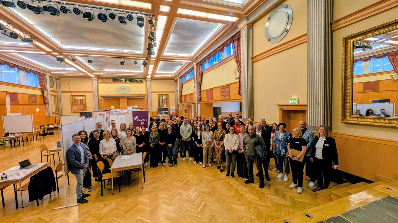 Gruppenfoto teilnehmende Unternehmen & AMS Mitarbeiter_innen
