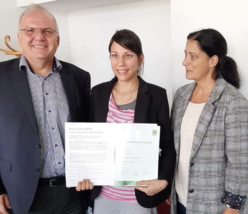 Absolventin der Ausbildung Elektropraktiker_innen mit Urkunde