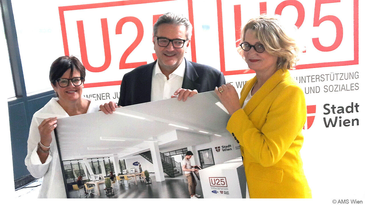zwei Frauen und ein Mann halten ein Stockfoto eines neuen Beratungsbüros in der Hand