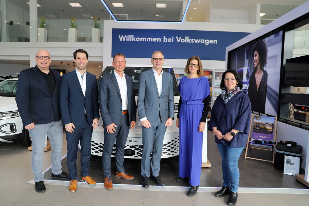 Im Rahmen der Pressekonferenz zum heutigen Start der AMS Businesstour 2023 im Dornbirner Autohaus Rudi Lins, v.l.: AMS Berater Oliver Wellschreiber mit Geschäftsleiter Hannes Wölfl, Autohaus Lins, AMS Landesgeschäftsführer Bernhard Bereuter, Geschäftsführer Rudi Lins  AMS Abteilungsleiterin vom Service für Unternehmen, Silvia Hartmann und AMS Beraterin Daniela Mennel. @AMS Vorarlberg