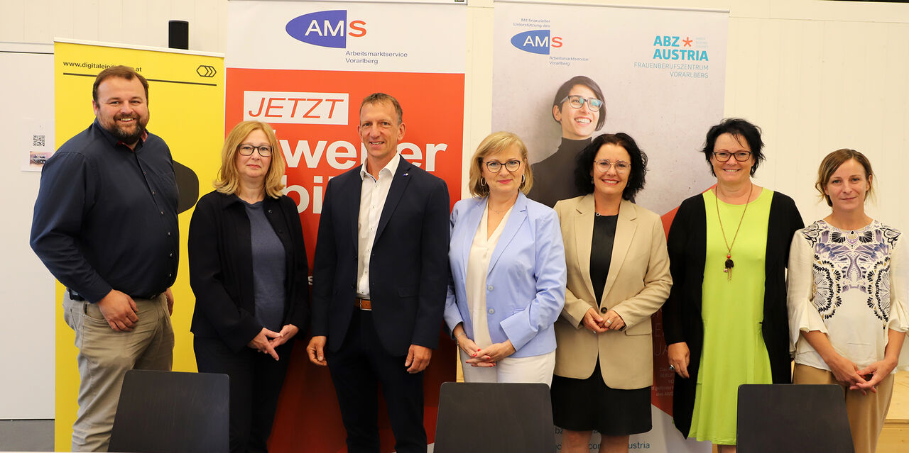 v.l.:  Marco Schmitz, GF Plattform für digitale Initiativen; Brigitta Bernegger, Gleichstellungsbeauftragte AMS Vorarlberg; Bernhard Bereuter, LGS AMS Vorarlberg;  Manuela Vollmann, GF ABZ*AUSTRIA; Benedicte Hämmerle, Unternehmensberaterin, Obfrau der Fachgruppe UBIT der Wirtschaftskammer Vorarlberg und die beiden Projektleiterinnen FBZ Vorarlberg, Angelika Weiss und Erika Edler.