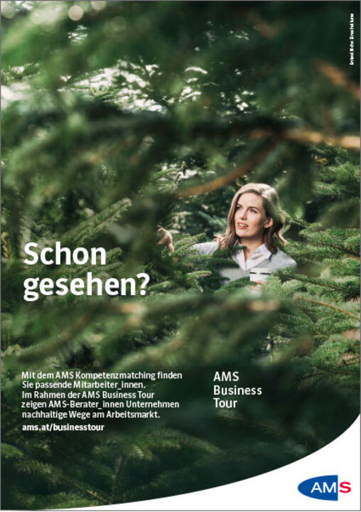 Eine Frau steht im Business-Outfit im Wald und schaut interessiert zwischen Nadelbäumen hervor. Text: "Schon gesehen? Mit dem AMS Kompetenzmatching finden Sie passende Mitarbeiter_innen. Im Rahmen der AMS Business Tour zeigen AMS-Berater_innen Unternehmen nachhaltige Wege am Arbeitsmarkt. ams.at/businesstour"