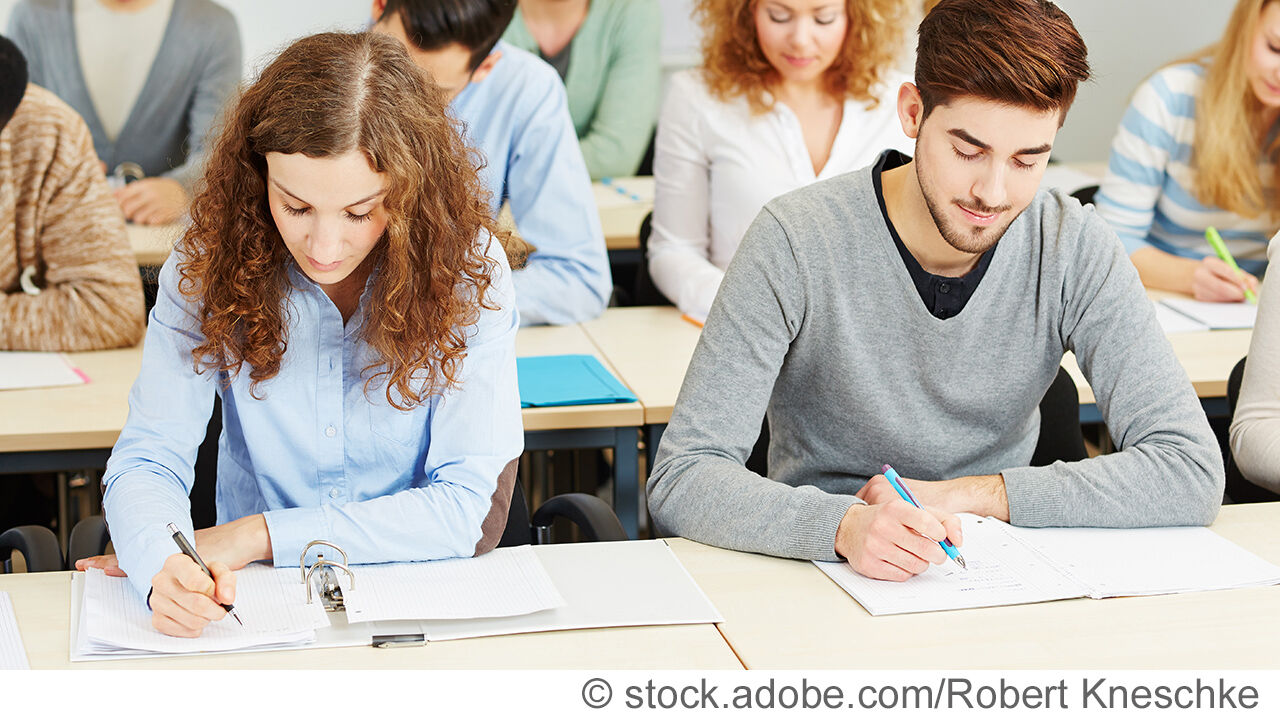 Viele Studenten in Vorlesung an der Universität schreiben mit